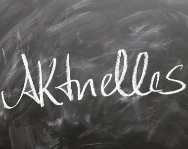 Schriftzug ,,Aktuelles'' auf Grauer Tafel