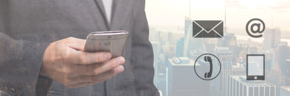 Mann mit Handy in der Hand 