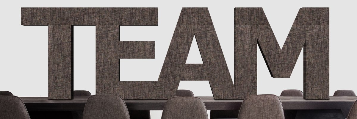Raum mit Stühlen und dem Schriftzug ,,TEAM'' an der Wand