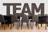 Raum mit Stühlen und dem Schriftzug ,,TEAM'' an der Wand