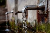 Wasser fließt aus Wasserhahn
