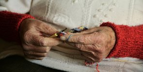 Hände einer Frau die am Häkeln ist