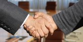 2 Personen geben sich die Hand