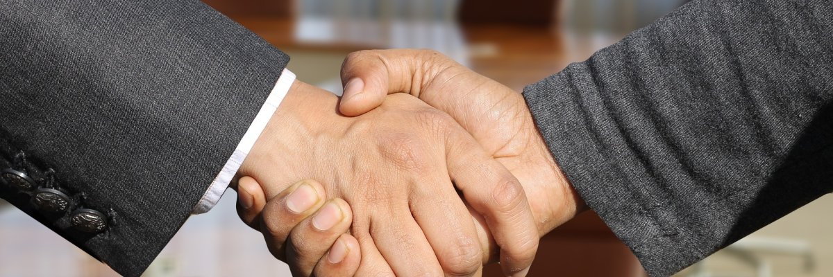 2 Personen geben sich die Hand