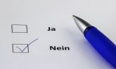 Zettel mit Kästchen um Ja oder Nein anzukreuzen und Kugelschreiber